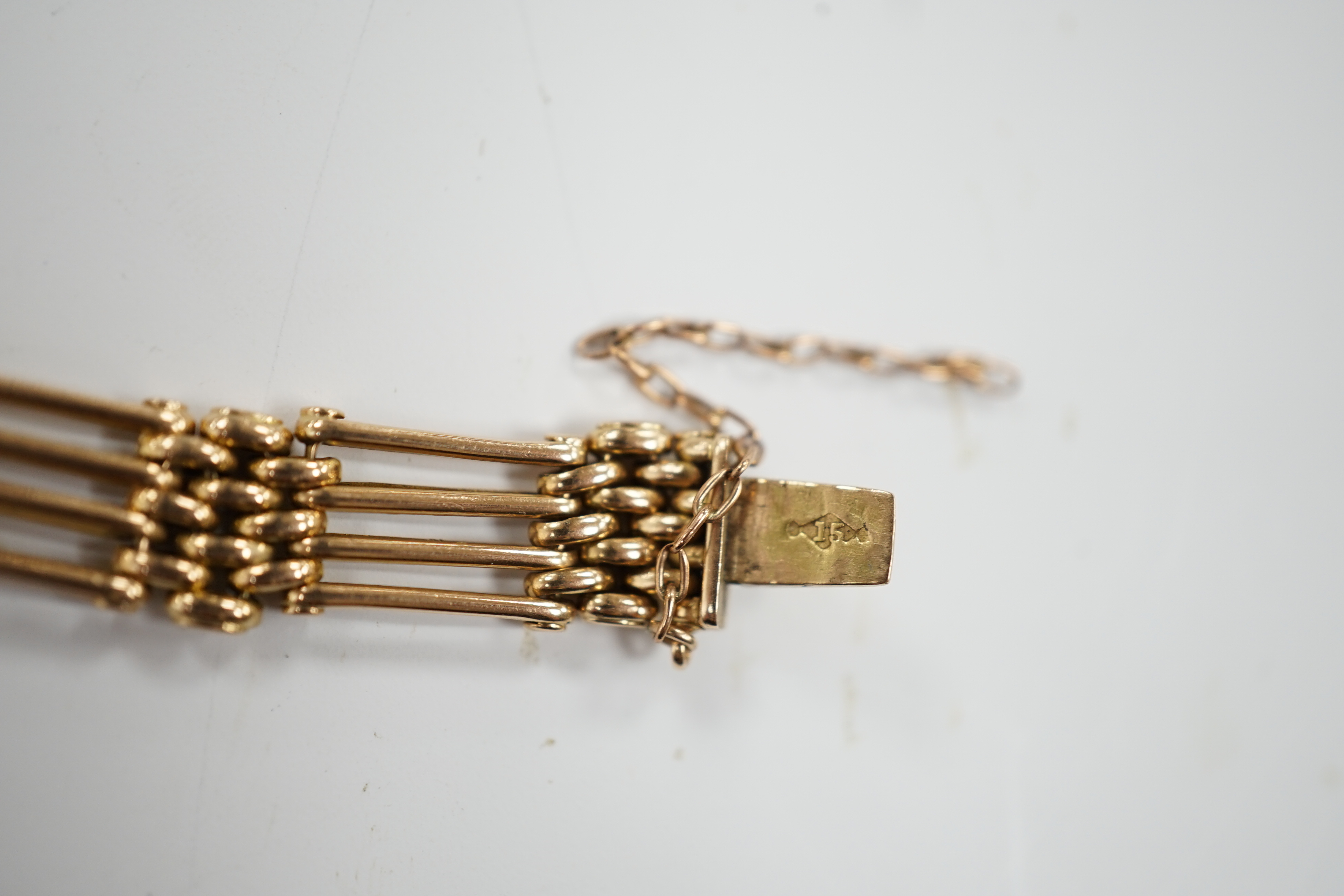 An Edwardian 15ct gate link bracelet, 19cm